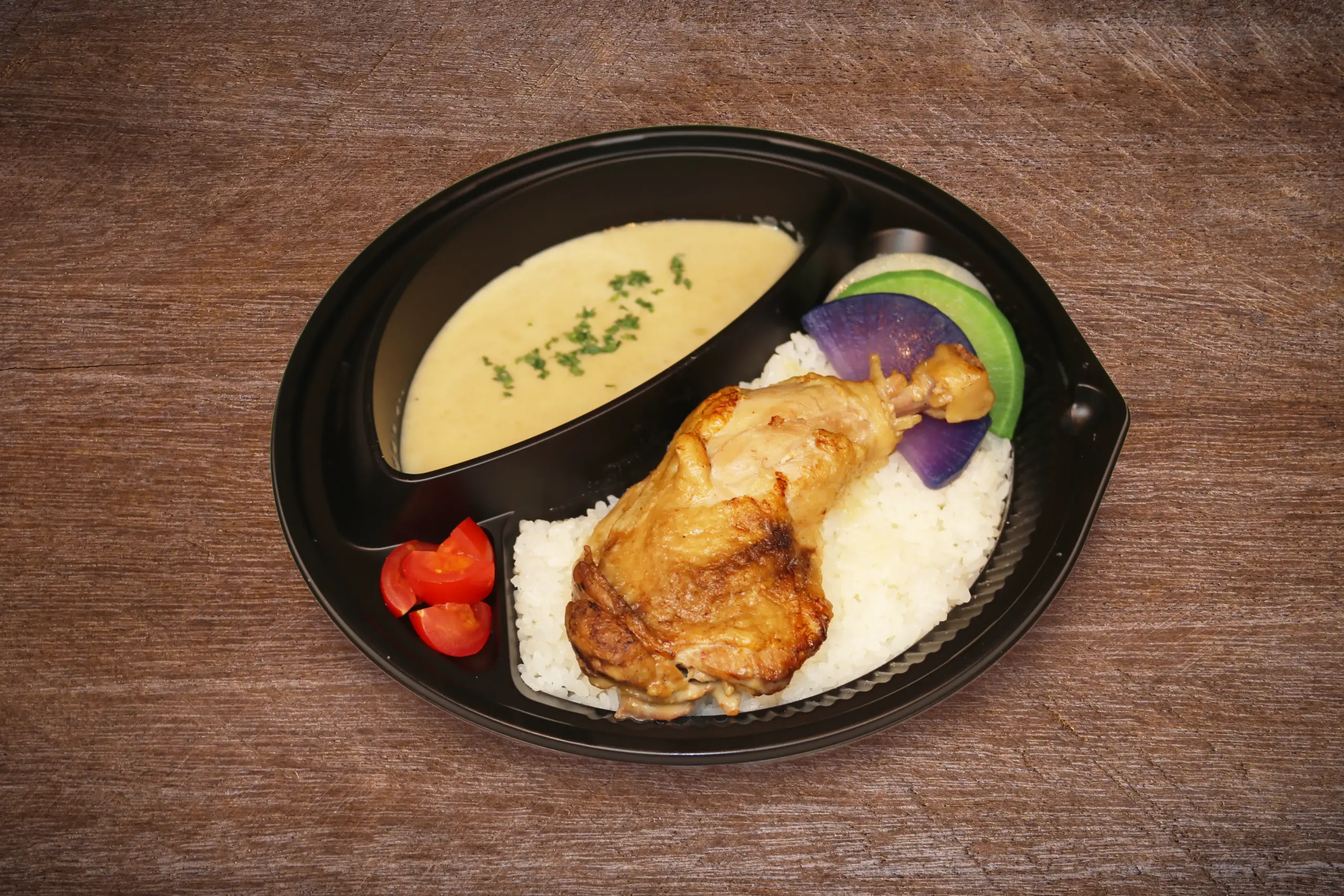 骨付き鶏もも肉のブレゼ　グリーンカレーソース