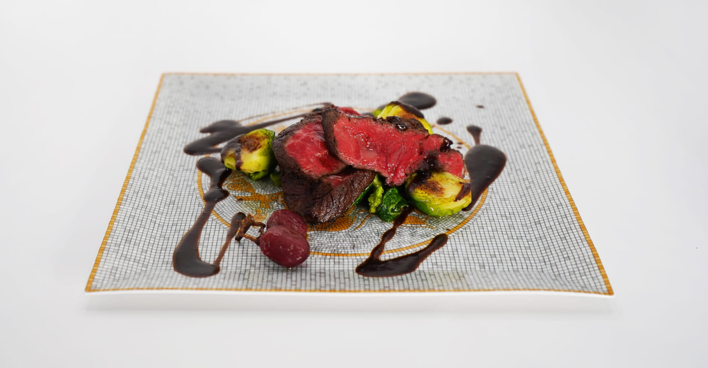 和牛ランプのロースト 芽キャベツのソテーとスパイス香る赤ワインソース